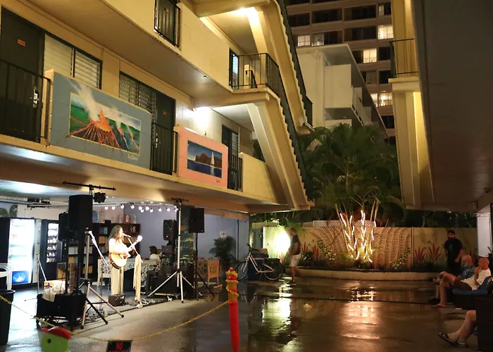 Waikiki Beachside Hostel